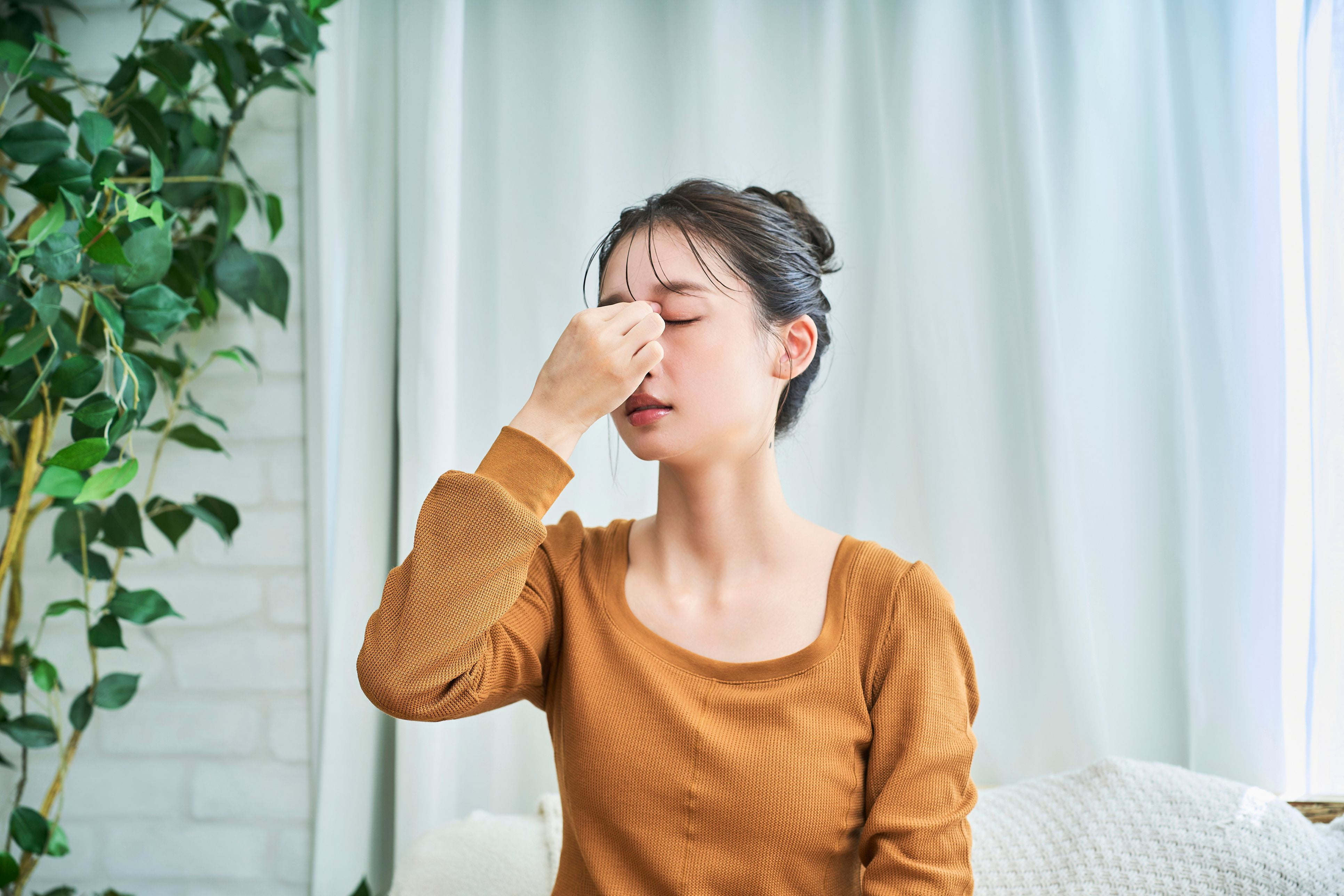 眼精疲労に効くツボは？眼精疲労に効果的なマッサージのやり方や予防方法も紹介