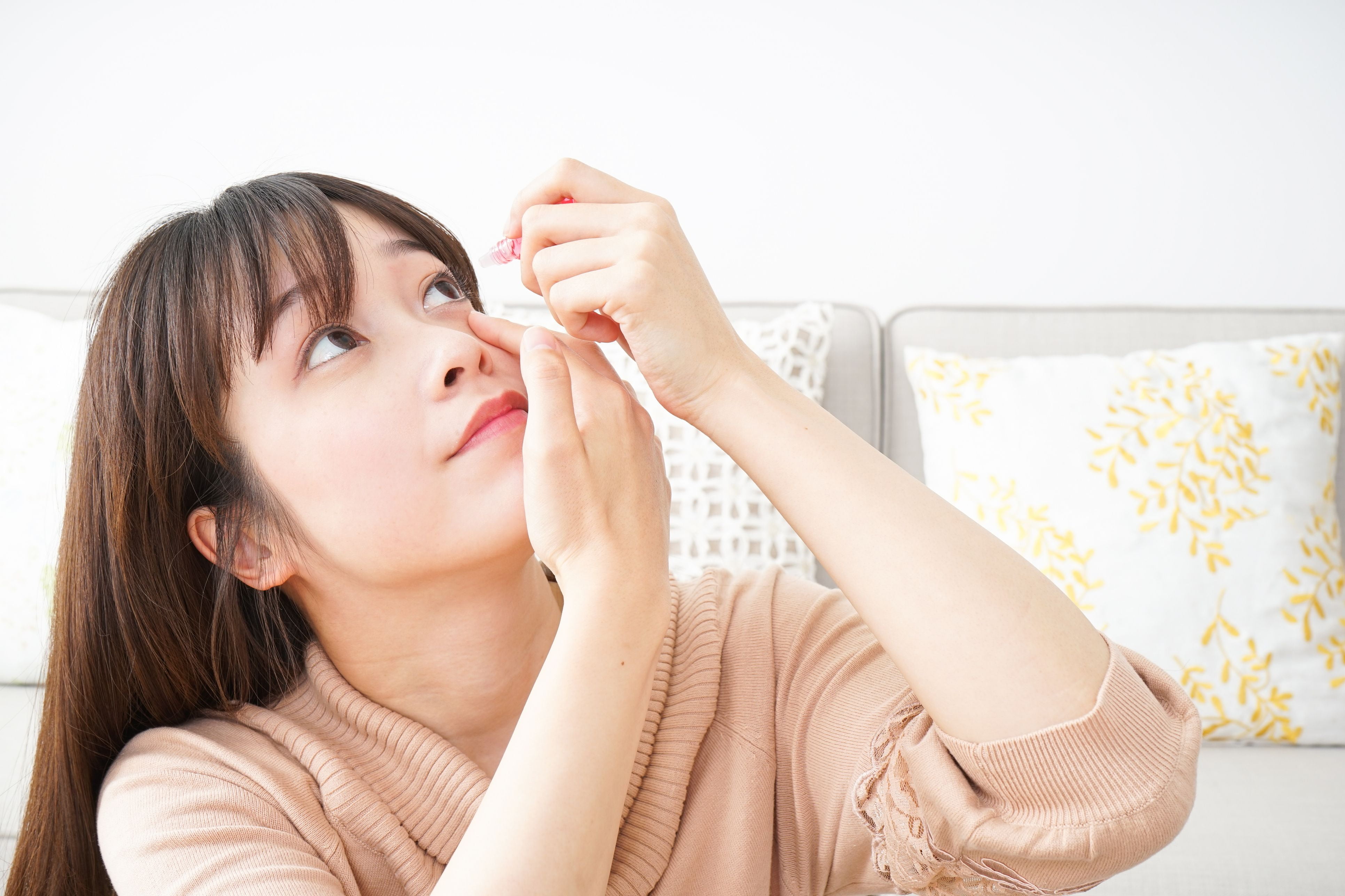 目の乾きを放置するとどうなる？原因や対処法について解説